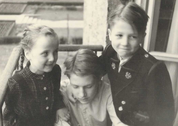 Theo mit Geschwistern