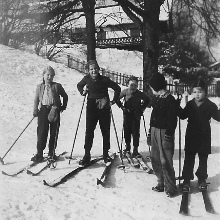 Freundinnen auf Skiern