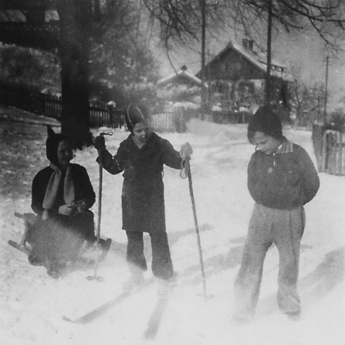 Theo mit Freunden im Schnee