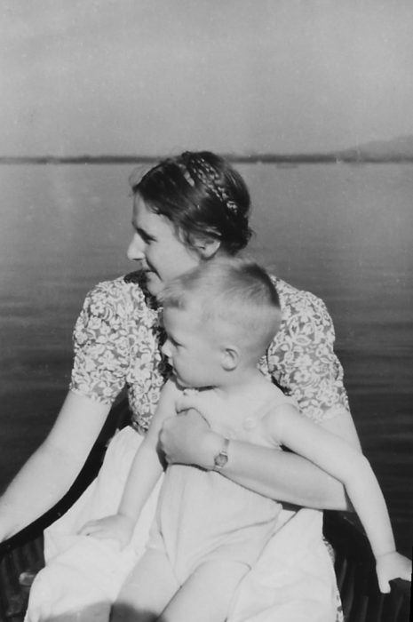 Theo mit seiner Mutter