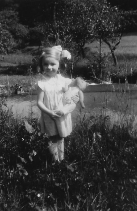 Inge mit ihrer Puppe