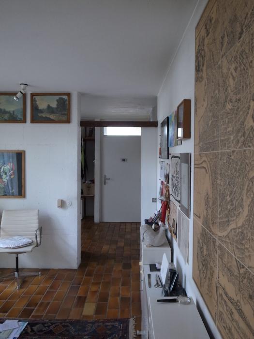 Blick aus dem kleinen Wohnzimmer zur Haustür