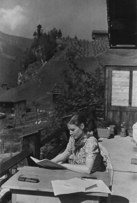 Marie auf der Terrasse