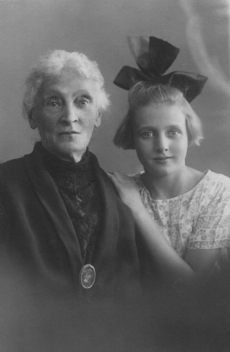 Marie Schaefer mit Großmutter