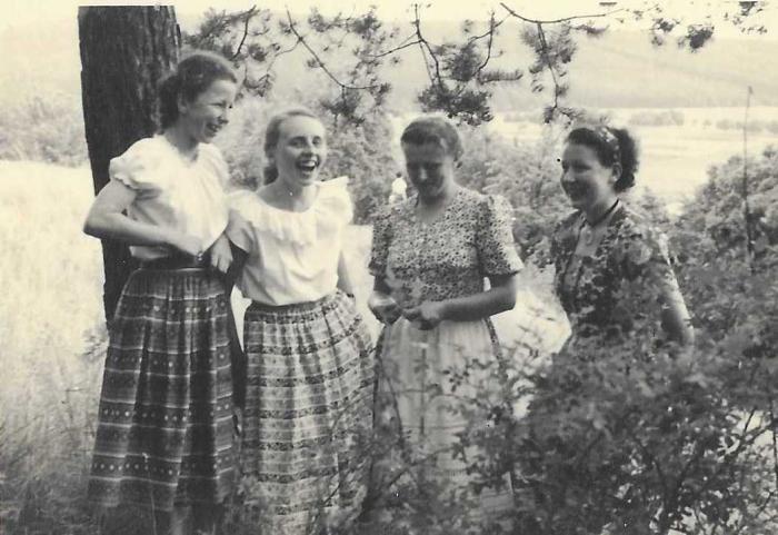 Inge mit Freundinnen