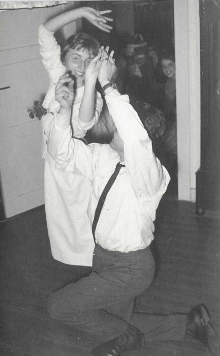 Inge tanzt im Wohnzimmer