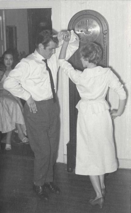 Inge tanzt im Wohnzimmer