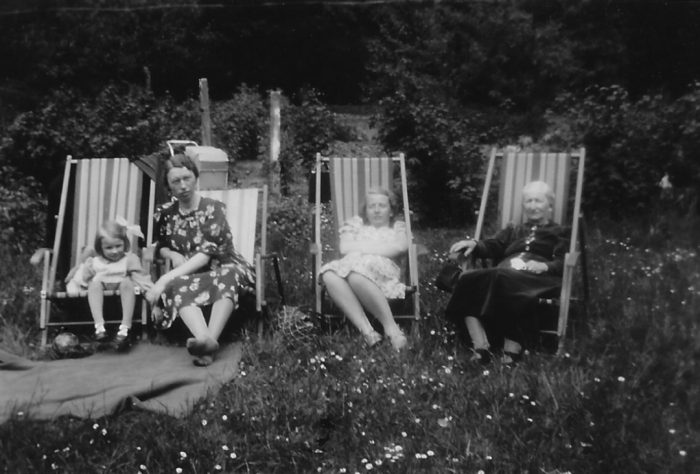 Inge mit Mutter, Tante und Großmutter